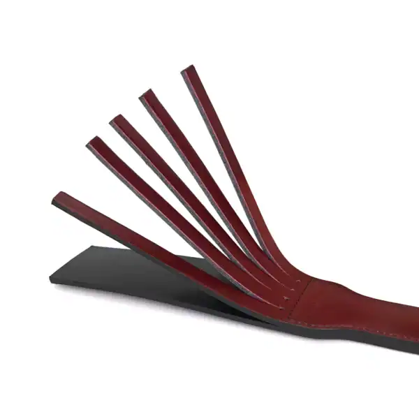 Packshot of the Paddle Double Face with fringe in Wine Red Leather Balanced and easy to handle