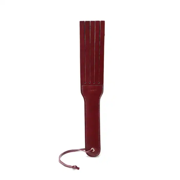 Packshot of the Paddle Double Face with fringe in Wine Red Leather Balanced and easy to handle