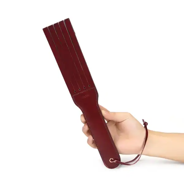 Packshot of the Paddle Double Face with fringe in Wine Red Leather Balanced and easy to handle