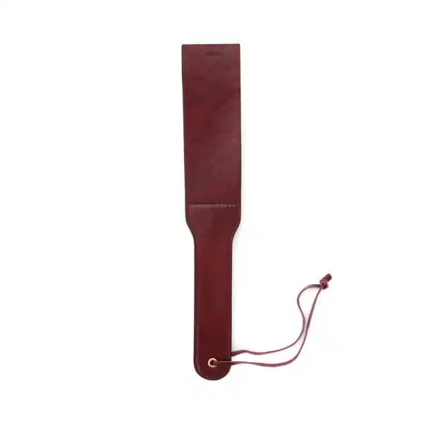Packshot of the Paddle Double Face with fringe in Wine Red Leather Balanced and easy to handle