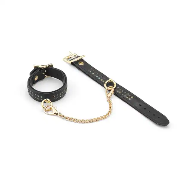 Menottes de Poignets en Cuir Véritable de Vache Orné de Cristaux Multicolore Discrets avec Attaches O et Chaîne en Métal Doré