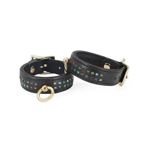 Menottes de Poignets en Cuir Véritable de Vache Orné de Cristaux Multicolore Discrets avec Attaches O et Chaîne en Métal Doré