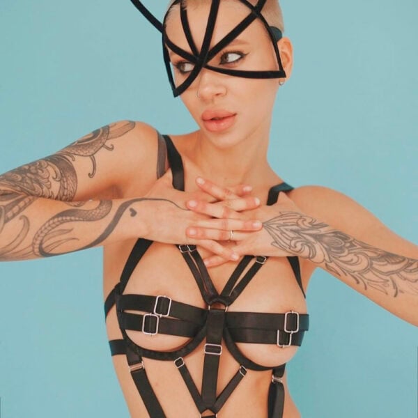 Body ouvert Alexa par Pivovarova, bretelles satinées réglables, taille unique, lingerie fabriquée à la main en Ukraine. Design sensuel et structuré.