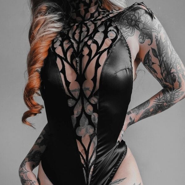 Bestickter Gothic-Body aus nudefarbenem Tüll, Stehkragen und V-Ausschnitt mit Illusionseffekt. Details aus schwarzem veganem Satin und Neckholder. Spitzenstück der DOGMA-Kollektion von Videnoir.