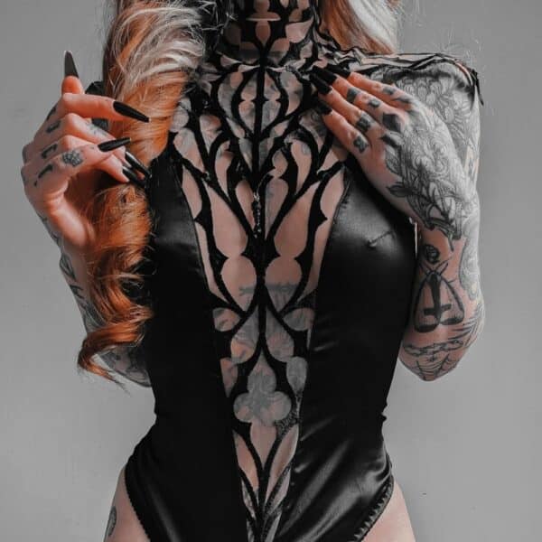 Bestickter Gothic-Body aus nudefarbenem Tüll, Stehkragen und V-Ausschnitt mit Illusionseffekt. Details aus schwarzem veganem Satin und Neckholder. Spitzenstück der DOGMA-Kollektion von Videnoir.