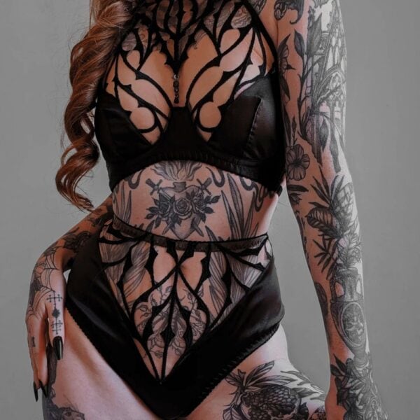 VIDE NOIR - BH Dogma - Slip, hohe Taille Dogma Ansicht eines DOGMA Dessous-Sets, bestehend aus einem BH mit Halfterkragen aus nudefarbenem, schwarz besticktem Tüll mit Perlen, kombiniert mit einem hochtaillierten Höschen aus nudefarbenem Tüll und schwarzem veganem Satin, das die Verbindung von gotischer Architektur und zeitgenössischer Eleganz illustriert.