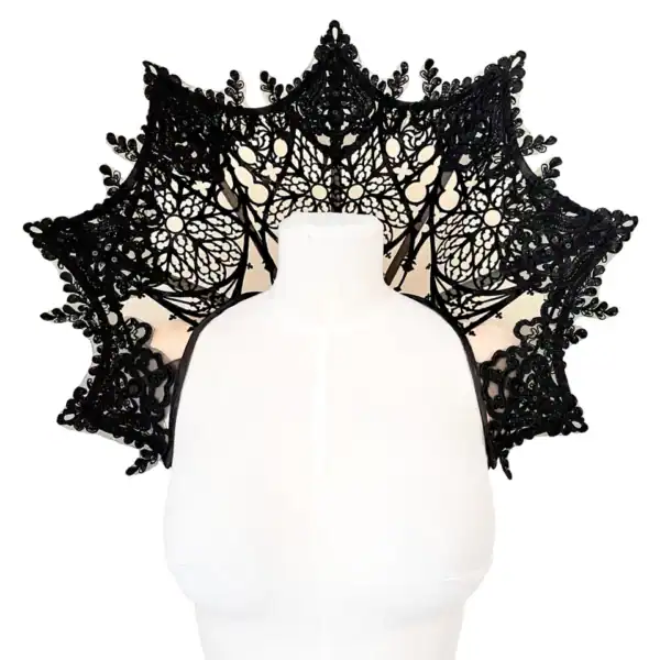 VIDE NOIR - Collier Vampire Cathédrale Collier gothique Videnoir en tulle nude, orné de velours noir et dentelle brodée. Design inspiré des vitraux de cathédrale. Structure à baleines métalliques pour un port majestueux.