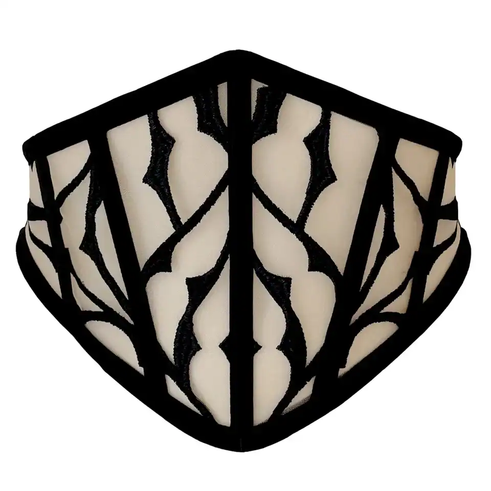 Ceinture corset en tulle nude brodé noir, coupe pointue sculptante. Détails en velours et structure baleinée. Silhouette affinée avec une touche gothique raffinée.