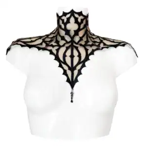 Schwarz bestickter Gothic-Plastron auf nudefarbenem Tüll mit einem zentralen Anhänger. Hochgeschlossene Form, die Hals und Schultern bedeckt. Verstellbarer Verschluss mit korsettähnlichem Band auf der Rückseite.