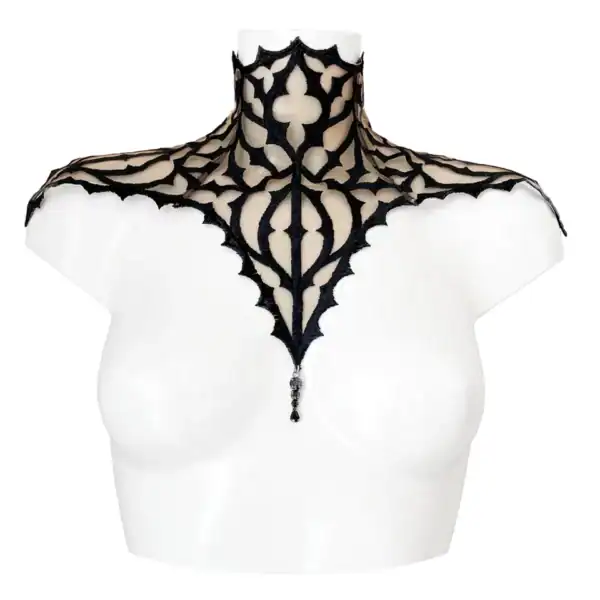 VIDE NOIR - Collar Dogma Plastrón gótico bordado en negro sobre tul nude, adornado con un colgante central. Forma ascendente que cubre cuello y hombros. Cierre de lazo tipo corsé ajustable en la espalda.