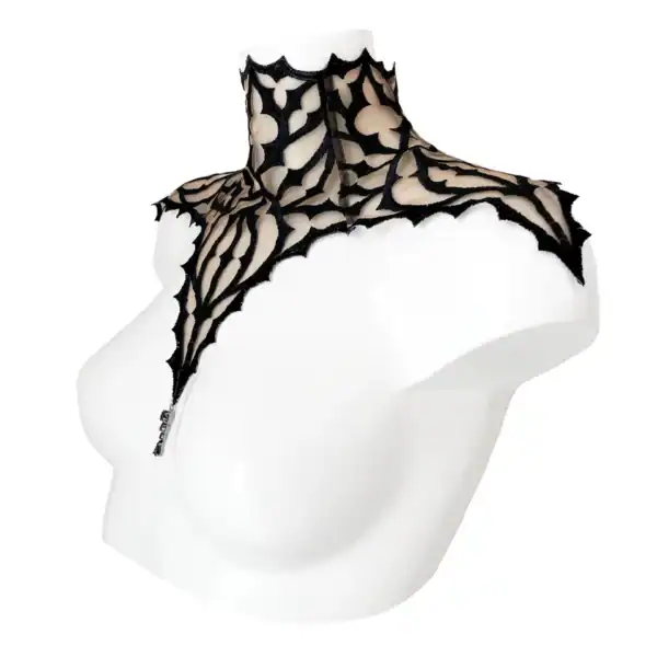 VIDE NOIR - Collar Dogma Plastrón gótico bordado en negro sobre tul nude, adornado con un colgante central. Forma ascendente que cubre cuello y hombros. Cierre de lazo tipo corsé ajustable en la espalda.