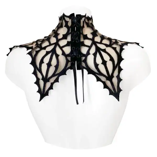 VIDE NOIR - Collar Dogma Plastrón gótico bordado en negro sobre tul nude, adornado con un colgante central. Forma ascendente que cubre cuello y hombros. Cierre de lazo tipo corsé ajustable en la espalda.