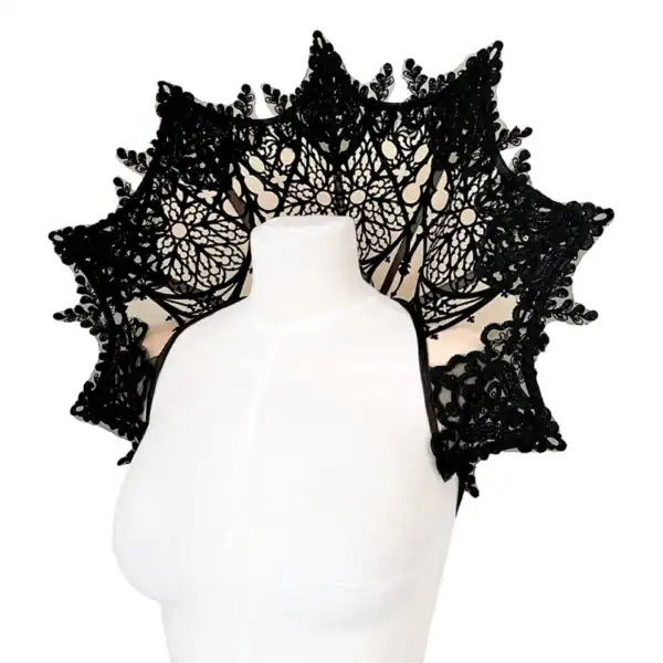VIDE NOIR - Collier Vampire Cathédrale Collier gothique Videnoir en tulle nude, orné de velours noir et dentelle brodée. Design inspiré des vitraux de cathédrale. Structure à baleines métalliques pour un port majestueux.