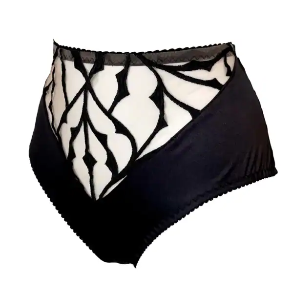 VIDE NOIR - Dogma high-waisted panties High-waisted briefs in embroidered nude tulle with black vegan satin panels. V-shaped back with hook-and-eye closure. Sculptural, elegant vegan piece.