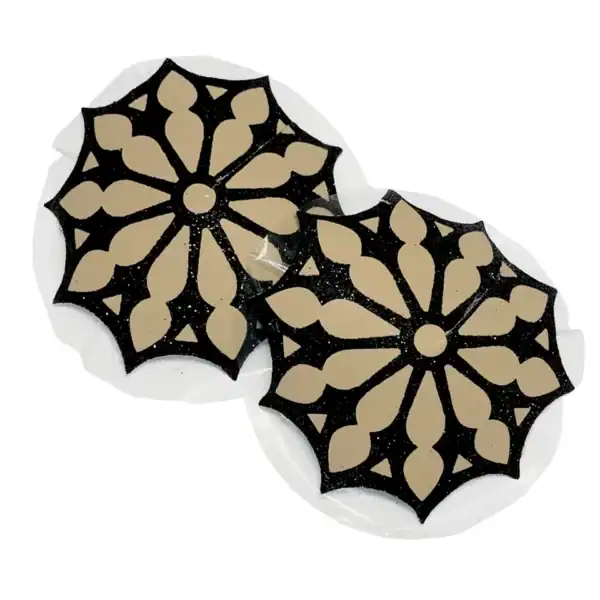 VIDE NOIR - Cubrepezones Dogma Cubrepezones autoadhesivos con motivo de rosetón gótico negro brillante sobre una base de color nude. Suaves, flexibles y reutilizables. Elegante accesorio de lencería de la colección DOGMA.