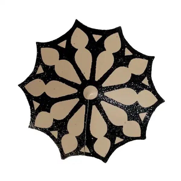 VIDE NOIR - Cubrepezones Dogma Cubrepezones autoadhesivos con motivo de rosetón gótico negro brillante sobre una base de color nude. Suaves, flexibles y reutilizables. Elegante accesorio de lencería de la colección DOGMA.