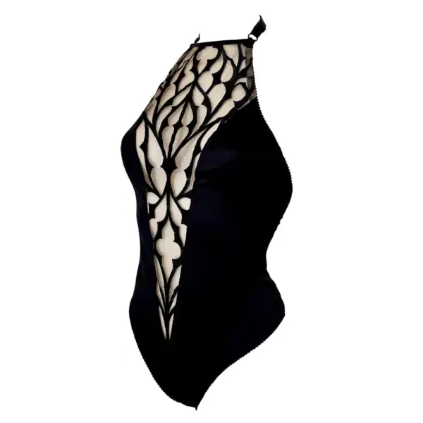 Bestickter Gothic-Body aus nudefarbenem Tüll, Stehkragen und V-Ausschnitt mit Illusionseffekt. Details aus schwarzem veganem Satin und Neckholder. Spitzenstück der DOGMA-Kollektion von Videnoir.