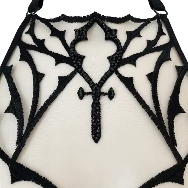 VIDE NOIR - BH Dogma Gothic-BH aus nudefarbenem, schwarz besticktem Tüll mit facettierten Perlen. Halbschalen aus schwarzem, gefüttertem Satin und verstellbarer Halfterkragen. Dramatische Eleganz und bequemer Halt.