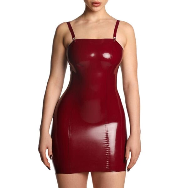 Vestido de tirantes "Impulse" de látex burdeos de ANOESES, con lazada en la espalda, finos tirantes desmontables y acabado ultra entallado: una creación sensual, artesanal y ética.