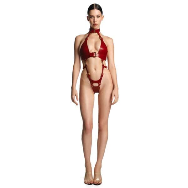 Harnais TALMA signé Anoeses en cuir rouge pleine fleur avec col structuré, ceinture cintrée et string détachable, équipé d’anneaux métalliques pour accessoires bondage – style audacieux et raffiné.
