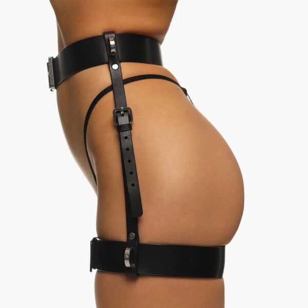 Full Set FREYA von Anoeses: Bondage-Set aus schwarzem Leder mit Brustgeschirr, breitem Strapsgürtel und Halsband mit Metallringen - gewagter, formender Look.