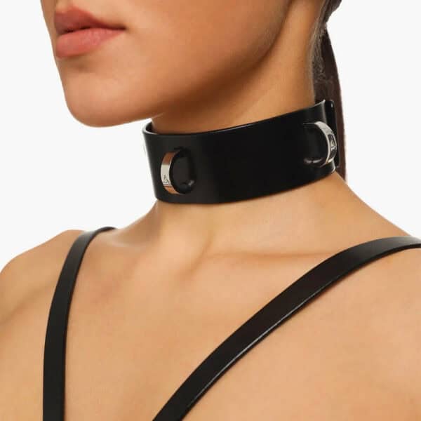 Full Set FREYA von Anoeses: Bondage-Set aus schwarzem Leder mit Brustgeschirr, breitem Strapsgürtel und Halsband mit Metallringen - gewagter, formender Look.
