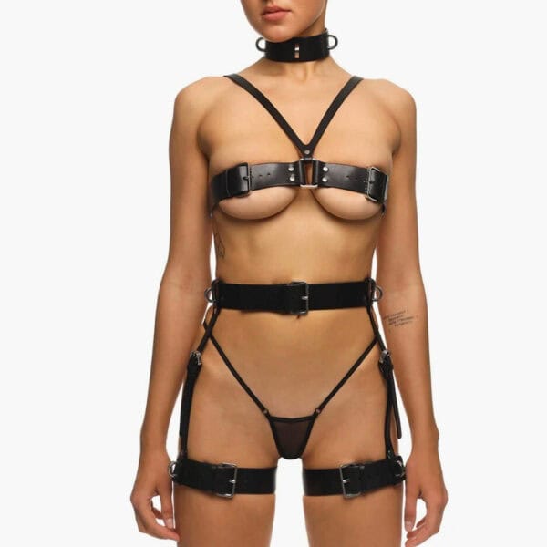 Full Set FREYA von Anoeses: Bondage-Set aus schwarzem Leder mit Brustgeschirr, breitem Strapsgürtel und Halsband mit Metallringen - gewagter, formender Look.