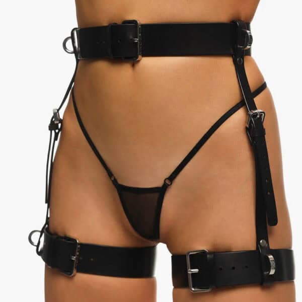 Full Set FREYA von Anoeses: Bondage-Set aus schwarzem Leder mit Brustgeschirr, breitem Strapsgürtel und Halsband mit Metallringen - gewagter, formender Look.