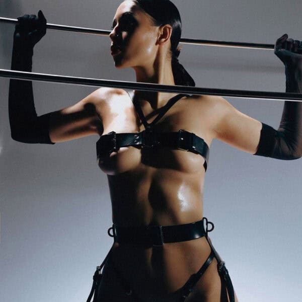 Full Set FREYA von Anoeses: Bondage-Set aus schwarzem Leder mit Brustgeschirr, breitem Strapsgürtel und Halsband mit Metallringen - gewagter, formender Look.