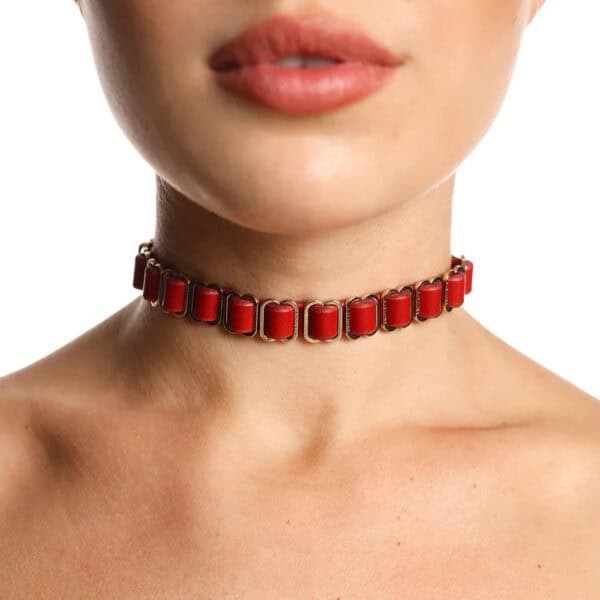 JOS Choker von Anoeses, Halsband aus schwarzem, vollnarbigem Leder mit dekorativen Metallschnallen und verstellbarem Verschluss - ein handgefertigtes Accessoire im minimalistischen Fetisch-Stil.