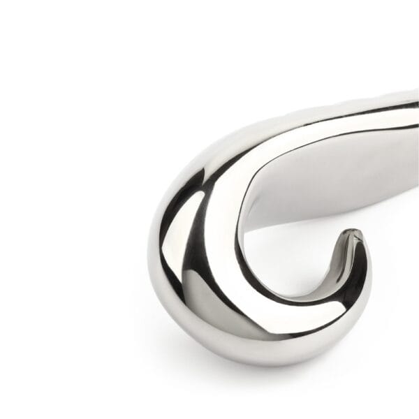 Dildo Devil’s en acier inoxydable de la marque Agent, accessoire de plaisir ergonomique avec reliefs sculptés, conçu pour une stimulation intense et précise. Produit élégant de la collection Mr. Steel chez Brigade Mondaine.