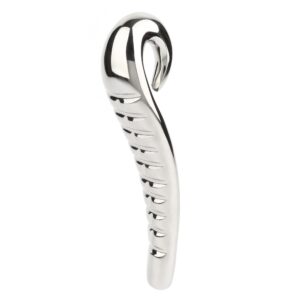 Dildo Devil's de acero inoxidable de Agent, un accesorio de placer ergonómico con relieves esculpidos, diseñado para una estimulación intensa y precisa. Elegante producto de la colección Mr. Steel en Brigade Mondaine.