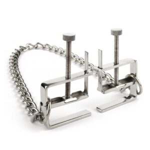 Nippelklemmen aus silberfarbenem Edelstahl mit Schraubverstellung und Metallkette, die für eine präzise und anpassbare Stimulation entwickelt wurden.