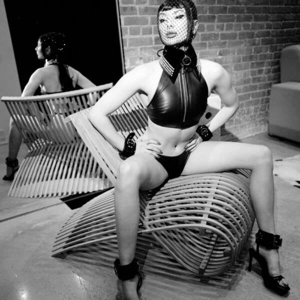 Modèle portant le collier Bondage Serpens HOUSE OF SXN en cuir noir avec chaîne métallique, sélection Brigade Mondaine Paris