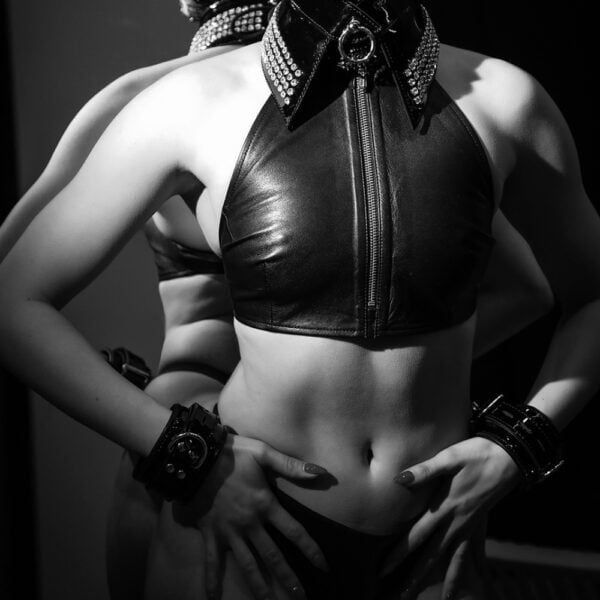 На модели ожерелье HOUSE OF SXN Bondage Serpens из черной кожи с металлической цепочкой, выбор Brigade Mondaine Paris