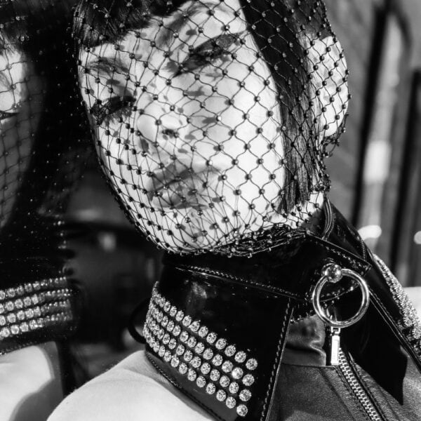 На модели ожерелье HOUSE OF SXN Bondage Serpens из черной кожи с металлической цепочкой, выбор Brigade Mondaine Paris