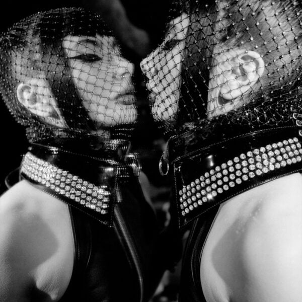На модели ожерелье HOUSE OF SXN Bondage Serpens из черной кожи с металлической цепочкой, выбор Brigade Mondaine Paris