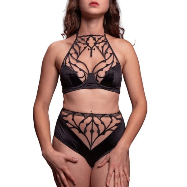 Slip mit hoher Taille Dogma VIDEO SCHWARZ Brigade Mondaine Paris Model trägt Dogma VIDE NOIR High Waist Slip bei Brigade Mondaine Paris, schwarze, durchbrochene Spitze mit grafischen Mustern, umhüllender Schnitt und sorgfältige Verarbeitung, fotografiert im Studio.