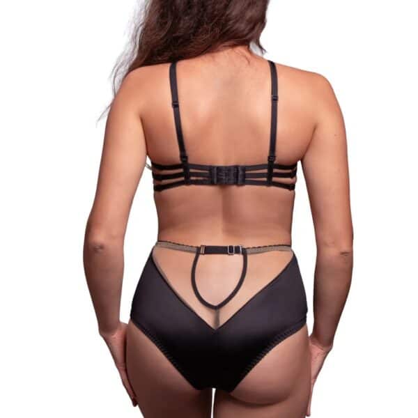 Slip mit hoher Taille Dogma VIDEO SCHWARZ Brigade Mondaine Paris Model trägt Dogma VIDE NOIR High Waist Slip bei Brigade Mondaine Paris, schwarze, durchbrochene Spitze mit grafischen Mustern, umhüllender Schnitt und sorgfältige Verarbeitung, fotografiert im Studio.