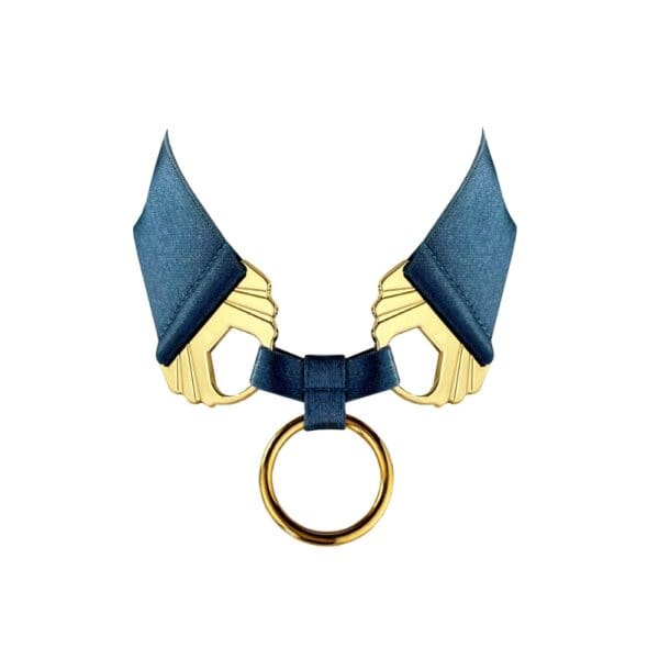 BORDELLE Melusina – Halskette in Denimblau Die Halskette Melusina aus der Kollektion Signature ist ein auffälliges Schmuckstück, das als Halsschmuck mit markantem Design konzipiert wurde.