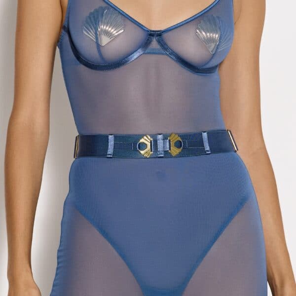 Blauer BORDELLE-Body aus transparentem Tüll mit strukturierten Cups, Metallverzierungen und elastischem Taillengürtel.