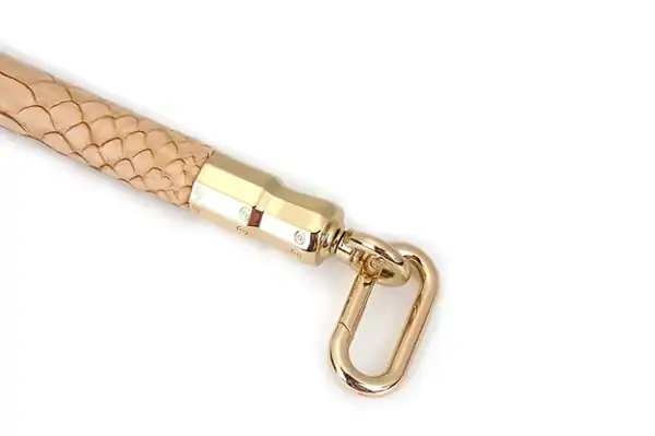Spreizstange Snake BDSM LIEBE SEELE mit heller Beschichtung mit Reptilienmuster und Metallkarabinern, ein hochwertiges Accessoire, das von Brigade Mondaine angeboten wird, auf weißem Hintergrund.