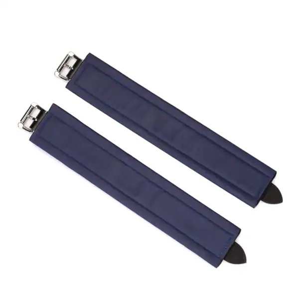 Cerulean LIEBE SEELE Handschellen aus blauem Leder mit gepolsterter Innenseite, verstellbarem Verschluss, Metallringen und silberner Verbindungskette, fotografiert auf weißem Hintergrund