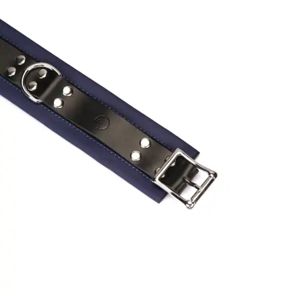 Cerulean LIEBE SEELE Handschellen aus blauem Leder mit gepolsterter Innenseite, verstellbarem Verschluss, Metallringen und silberner Verbindungskette, fotografiert auf weißem Hintergrund