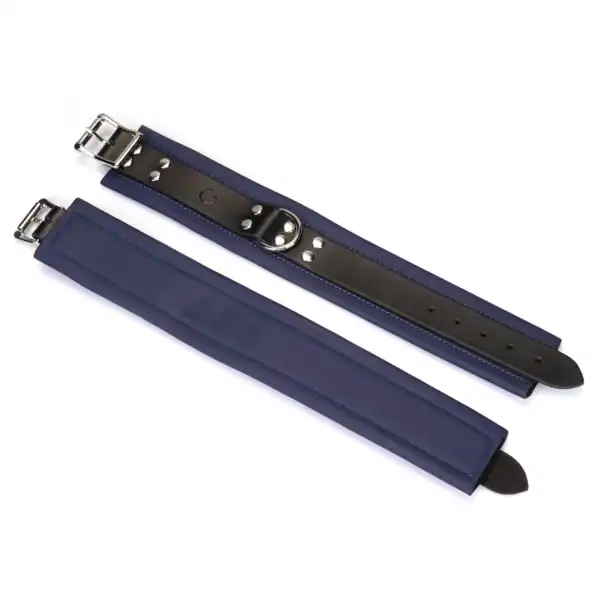 Cerulean LIEBE SEELE Handschellen aus blauem Leder mit gepolsterter Innenseite, verstellbarem Verschluss, Metallringen und silberner Verbindungskette, fotografiert auf weißem Hintergrund
