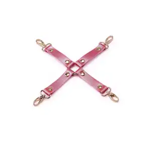 Hogtie Cuir Lustre Rosa LIEBE SEELE composé de sangles en cuir rose brillant avec rivets et mousquetons métalliques dorés, présenté à plat sur fond blanc