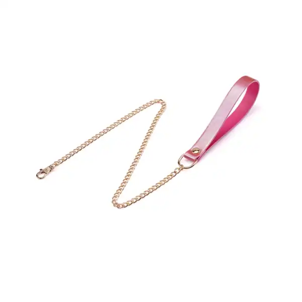 Set Collier Lustre Rosa en cuir rose brillant avec collier ajustable, chaîne métallique dorée et poignée assortie, présenté sur fond blanc en vue produit