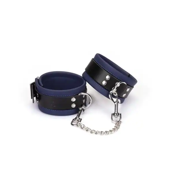 Cerulean LIEBE SEELE Handschellen aus blauem Leder mit gepolsterter Innenseite, verstellbarem Verschluss, Metallringen und silberner Verbindungskette, fotografiert auf weißem Hintergrund