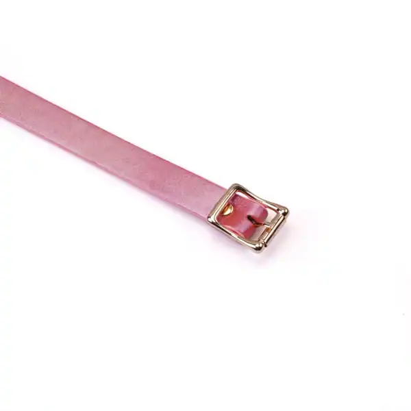 LIEBE SEELE Lustre Rosa Маска из блестящей розовой кожи с охватывающей формой, регулируемым ремешком и тщательной отделкой, представленная на белом фоне в виде товара.