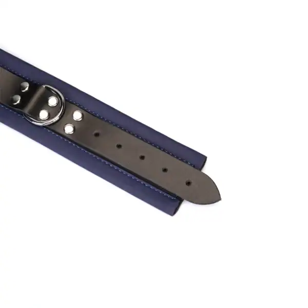 Cerulean LIEBE SEELE Handschellen aus blauem Leder mit gepolsterter Innenseite, verstellbarem Verschluss, Metallringen und silberner Verbindungskette, fotografiert auf weißem Hintergrund
